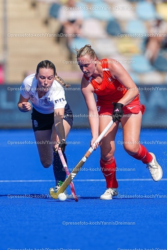 xydrx10082501041 | 10.08.2025, xydrx, Frauen EuroHockey Championship 2025, Gruppenphase, Gruppe B, England - Schottland, Sparkassenpark Mönchengladbach: Bronwyn Shields (SCO #20) im Zweikampf gegen Sophie Hamilton (ENG #23)