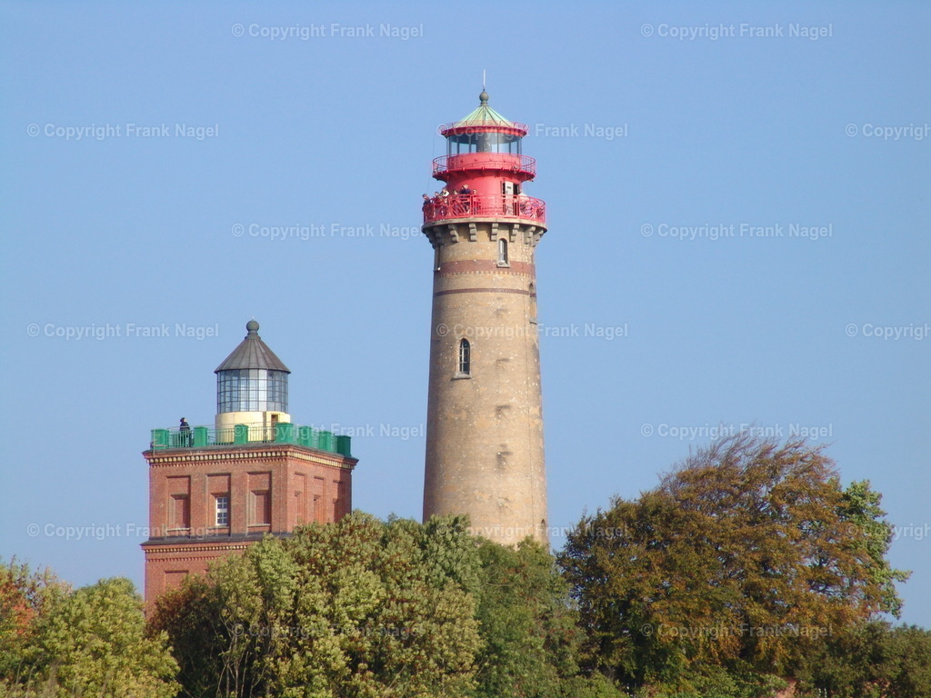 Leuchttürme Kap Arkona | Am Kap Arkona stehen 3 Türme. Davon ist der Leuchtturm neben dem Schinkelturm als Seefeuer aktiv. Im Schinkelturm ist ein Museum mit Ausstellungen zu den Leuchttürmen. Im Schinkelturm finden Hochzeiten statt. - Realisiert mit Pictrs.com