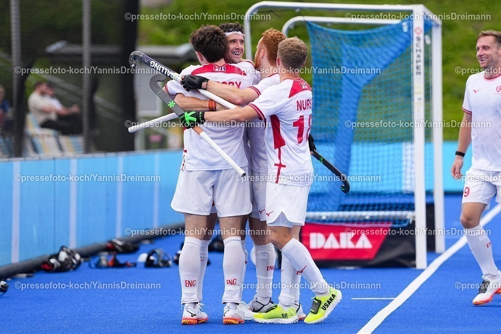 xydrx08082501028 | 08.08.2025, xydrx, Herren EuroHockey Championship 2025, Gruppenphase, Gruppe B, England - Polen, Sparkassenpark Mönchengladbach: Torjubel nach dem Tor zum 5:0 für die Englische Feldhockey Nationalmannschaft durch Torschütze Thomas Sorsby (Englische Feldhockey Nationalmannschaft #5) zusammen mit Phil Roper (Englische Feldhockey Nationalmannschaft #15) und Timothy Nurse (Englische Feldhockey Nationalmannschaft #18)