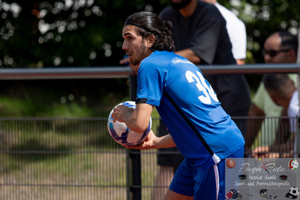 Testspiel: Spvgg. 03 Fechenheim - Türk Gücü Friedberg, 13.07.2024 | Abdul Baki Özisli (Türk Gücü Friedberg #30) mit Ball, Spvgg. 03 Fechenheim - Türk Gücü Friedberg, Frankfurt am Main, Sportanlage Birsteiner Straße, 13.7.2024 - Realisiert mit Pictrs.com
