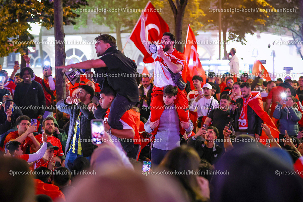 HHmx02072401048 | 02.07.2024, Hamburg, Tausende türkische Fans feiern nach dem Sieg der Türkei auf der hamburger Reeperbahn den Einzug ins Viertelfinale. Es werden jubelnd Rauchtöpfe, bengalos, Blinker, bengalisches Feuer und Feuerwerk gezündet. 