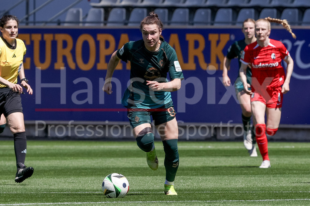 Fussball, Google Pixel Frauen-Bundesliga, SC Freiburg - SV Werder Bremen | Sophie Weidauer (SV Werder Bremen, 9) am Ball, Einzelbild, Ganzkörper, Aktion, Action, Spielszene, DIE DFB-RICHTLINIEN UNTERSAGEN JEGLICHE NUTZUNG VON FOTOS ALS SEQUENZBILDER UND/ODER VIDEOÄHNLICHE FOTOSTRECKEN. DFB REGULATIONS PROHIBIT ANY USE OF PHOTOGRAPHS AS IMAGE SEQUENCES AND/OR QUASI-VIDEO.