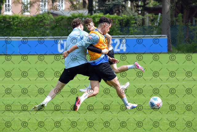 RGE_9446b | Hertha BSC, 2.Bundesliga, Herren, Training, Saison 2025/26, von li. Pascal Klemens, Elias Aslanidis ( Hertha BSC ),  Montag 04.05. 2026,   Fotograf:   Ralf Gebhardt - Realisiert mit Pictrs.com