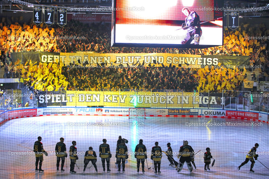 Kre2DEL15032301001 | Krefeld, 15.03.2023, Eishockey, DEL2, Viertelfinale, 1. Spiel, Playoffs, Yayla Arena, Krefeld Pinguine - Dresdner Eislöwen: Fans der Krefeld Pinguine zeigen eine Choreo vor dem Spiel. Banner mit Schriftzug - Gebt Tränen Blut und Schweiss, Spielt den KEV zurück in Liga 1