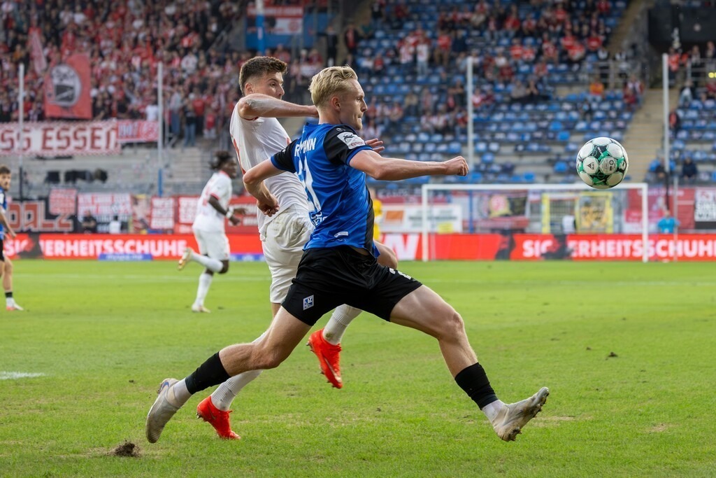 Fußball 3. Liga, Saison 2026/27, 6. Spieltag: Waldhof Mannheim gegen Rot-Weiss Essen | Fußball 3. Liga, Saison 2026/27, 6. Spieltag: Waldhof Mannheim gegen Rot-Weiss Essen***Semir Telalovic (17, Essen) klärt entschlossen gegen Julian Rieckmann (21, Mannheim) - Realisiert mit Pictrs.com