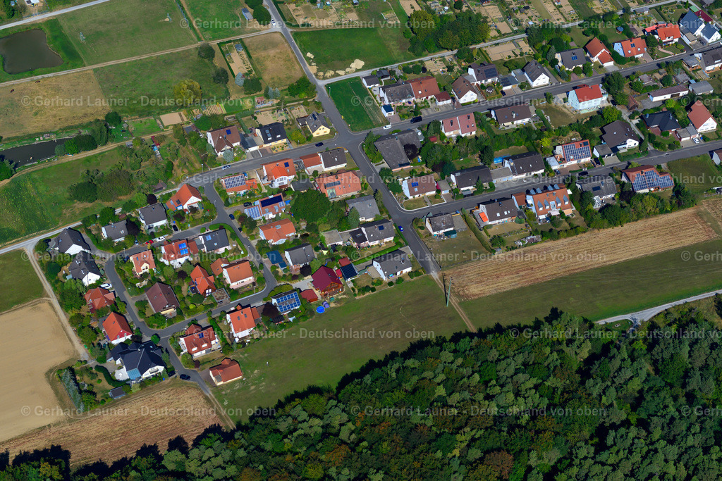 3650634 | GREUßENHEIM 13.09.2016 Wohngebiet einer Einfamilienhaus- Siedlung am Rande von landwirtschaftlichen Feldern in Greußenheim im Bundesland Bayern, Deutschland // Single-family residential area of settlement on the edge of agricultural fields in Greußenheim in the state Bavaria, Germany Foto: Gerhard Launer