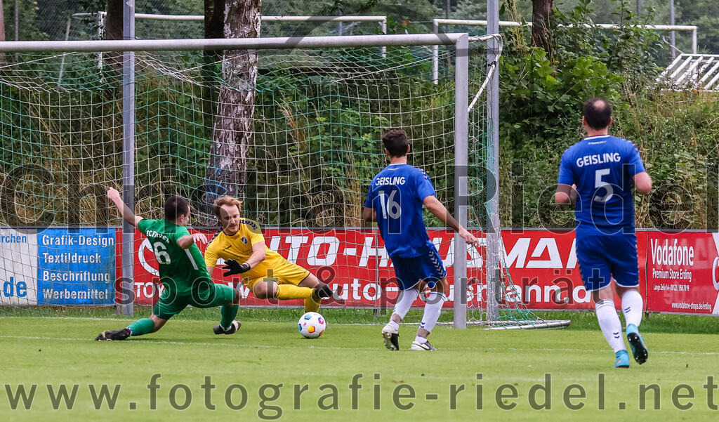 2023-08-04_066_FC_Forstern_gegen_FC_Langengeisling_II | Forstern, Deutschland, 04.08.2023:
Fußball, Kreisklasse 2023 / 2024, 1. Spieltag, FC Forstern gegen FC Langengeisling II, Endergebnis: 2:1

Tobias Keserü (FC Forstern, #6), Torwart Christian Bernhardt (FC Langengeisling, #1), Severin Stenzel (FC Langengeisling, #16), Ferdinand Zink (FC Langengeisling, #5)

Foto: Christian Riedel / fotografie-riedel.net