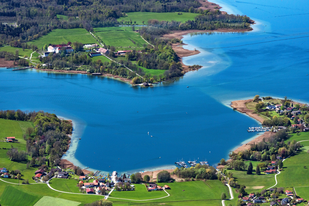 dr__0062184.jpg | BREITBRUNN AM CHIEMSEE 09.05.2021 Uferbereiche am Seegebiet des Chiemsee in Breitbrunn am Chiemsee im Bundesland Bayern, Deutschland. // Riparian areas on the lake area of Chiemsee in Breitbrunn am Chiemsee in the state Bavaria, Germany. Foto: Daniel Reiter