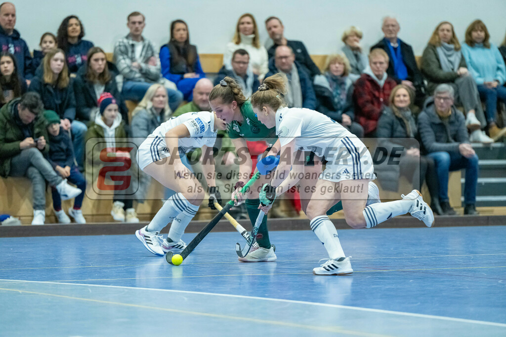 HK_20240113_107889 | 1. Bundesliga Damen Düsseldorfer HC - Club Raffelberg am 13.1.2024 DHC Halle, Düsseldorf , Clara Ycart ( Düsseldorfer HC #10 , Maike Schaunig ( Düsseldorfer HC #21 ) , Giulia Funkel ( Club Raffelberg #23 )