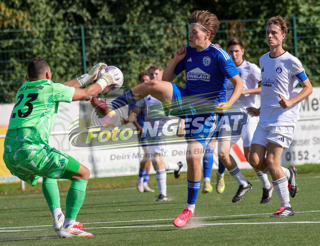 SV Enger-Westerenger - TuS Bruchmühlen | Auf dem Bild zu sehen: blau SV Enger-Westerenger: Moritz Breipohl ; weiß TuS Bruchmühlen v.l.: Robin Rentz (TW), Jan Weiffenbach SV Enger-Westerenger, TuS Bruchmühlen, Saison 26/27, Kreisliga A, Enger, Deutschland - Realisiert mit Pictrs.com