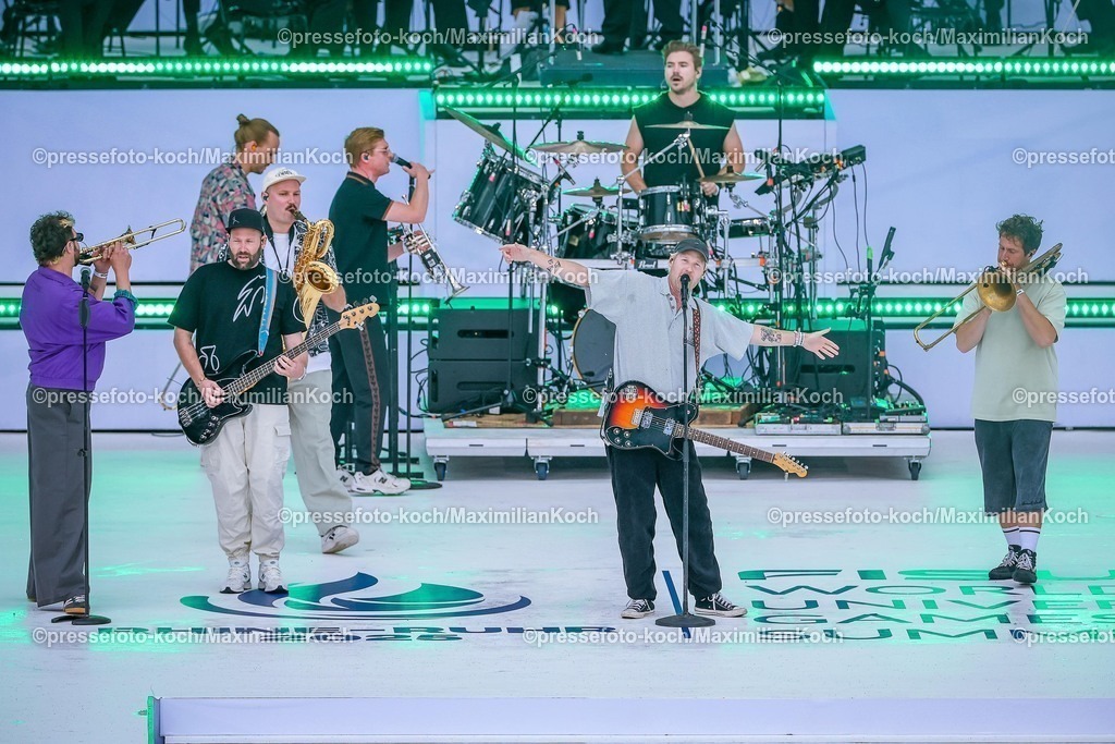 FISU16072501016 | 16.07.2025, Duisburg, FISU World University Games Summer, Rhine-Ruhr 2025, Opening Ceremony, Schauinsland-Reisen-Arena: Die Band Querbeat performt bei der Eröffnungsfeier. Sänger Musik Konzert Musiker Musikkonzert Musikeinlage 