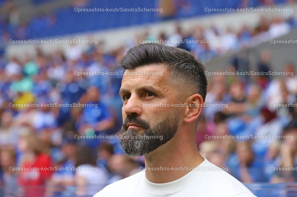 xSSC26072501043 | 26.07.2025, xsscx, Fuﬂball, FC Schalke 04 - FC Sevilla, 2. Fuﬂball Bundesliga, VELTINS-Arena, Saison 2025 2026: Miron Muslic (Cheftrainer Schalke 04) DFB regulations prohibit any use of photographs as image sequences and or quasi-video.
