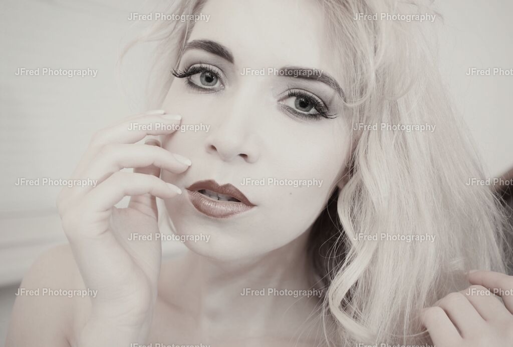 The Face | Hochwertige Fotografie Drucke und FineART Prints von Models im Studio oder OnLocation. NudeART Shootings als ästhetische moderne Nude Fotografie. - Realisiert mit Pictrs.com