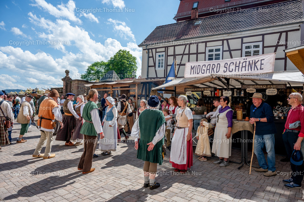 Lindenfels-Mittelaltermarkt-fotografie-Thomas-Neu | bli, Lindenfels, Mittelaltermarkt in der Burgstraße, Kurpark , Rathaushof und Burg, hier der historische Tanzkreis Bensheim im Rathaushof,  ,Bild: THomas Neu