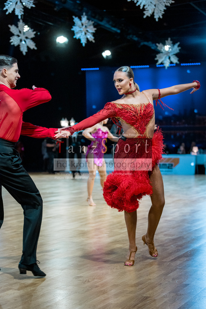 20251212_WDSF_World_Ch_Cup_RS-Lat_1299-2 | Tanzsportbilder, Standardtanz, Lateintanz, WDSF, DTV, LTVB, dancecomp, goc, hessen tanzt, blaues band der spree, walzer, tango, wiener walzer, slowfox, quickstepp, samba, rumba, cha-cha-cha, paso doble. jive, hd-kroft photography, turniertanzsport