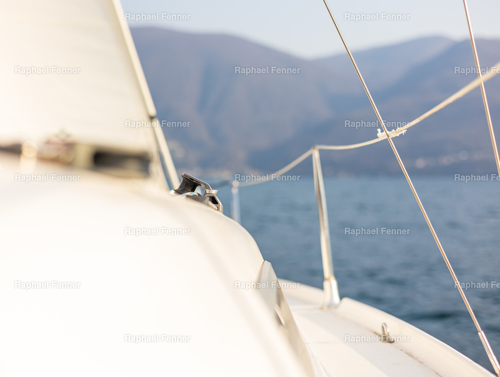 Segeln auf dem Lago Maggiore  | Erlebe eindrucksvolle Landschaftsfotografie aus dem Engadin und darüber hinaus. Raphael Fenner bietet zudem professionelle Fotoaufträge für Hochzeiten, Porträts und Unternehmen. Jetzt entdecken und inspirieren lassen!