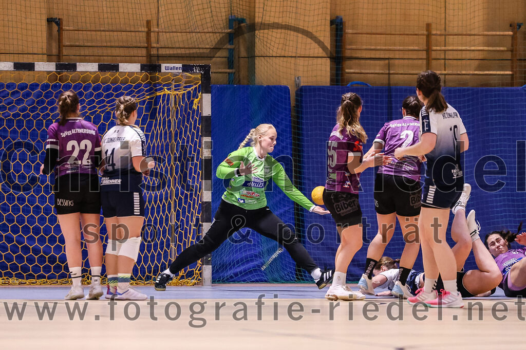 2024-11-24_127_SpVgg_Altenerding_gegen_HC_Donau-Paar_II | Erding, Deutschland, 24.11.2024:Handball, Bezirksoberliga Frauen Altbayern 2024 / 2024, 6. Spieltag, SpVgg Altenerding gegen HC Donau/Paar II, Endergebnis: 24:24Johanna Taubmann (SpVgg Altenerding, #22), Julia Kranich (HC Donau/Paar, #14), Torfrau Hanna Obermair (SpVgg Altenerding, #1), Verena Kaiser (SpVgg Altenerding, #55), Janina Konrad (SpVgg Altenerding, #2), Sandra Geßner (HC Donau/Paar, #19)Foto: Christian Riedel / fotografie-riedel.net
