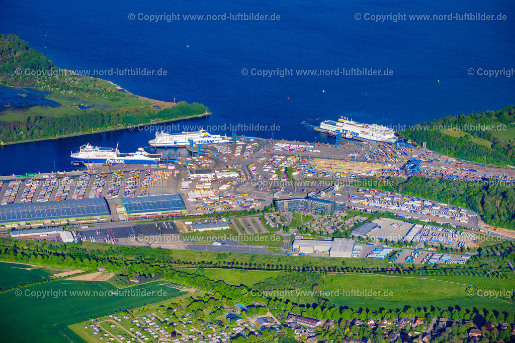 Travemünde_Fährhafen_ELS_1668120524 | TRAVEMüNDE 01.05.2024 Gebäudekomplex und Logistikzentrum des Forstprodukteterminal auf dem Gelände des Terminal Skandinavienkai im Ortsteil Ivendorf in Travemünde im Bundesland Schleswig-Holstein, Deutschland. Weiterführende Informationen bei: GVP infraconsult GmbH,  INROS LACKNER SE,  Lübeck Management e.V.,  Lübecker Hafen-Gesellschaft mbH. // Building complex and distribution center on the site of Terminal Skandinavienkai in the district Ivendorf in Travemuende in the state Schleswig-Holstein, Germany. Further information at: GVP infraconsult GmbH,  INROS LACKNER SE,  Luebeck Management e.V.,  Luebecker Hafen-Gesellschaft mbH. Foto: Martin Elsen