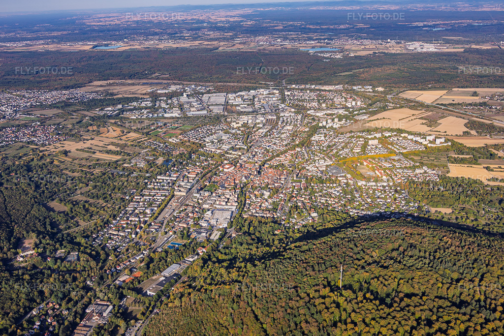 Luftbild: Stadtansicht von Osten in Ettlingen im Bundesland Baden-Württemberg in Deutschland. – Foto: IMG_159613.jpg vom 27.09.2026 durch Werner Riehm/FLY-FOTO.de – Auflösung des Originals: 5716 x 3811 px