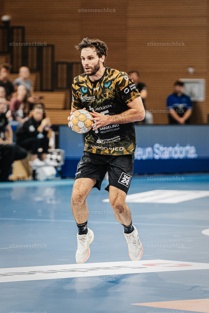 HC Elbflorenz 2006 - TV 05/07 Hüttenberg, 2. Handball-Bundesliga, 6. Spieltag | Im Bild: Sebastian Greß (25, Dresden) beim Angriff04.10.2026, HC Elbflorenz 2006 - TV 05/07 Hüttenberg, 2. Handball-Bundesliga, 6. Spieltag, Deutschland, Dresden, BallsportArena Dresden