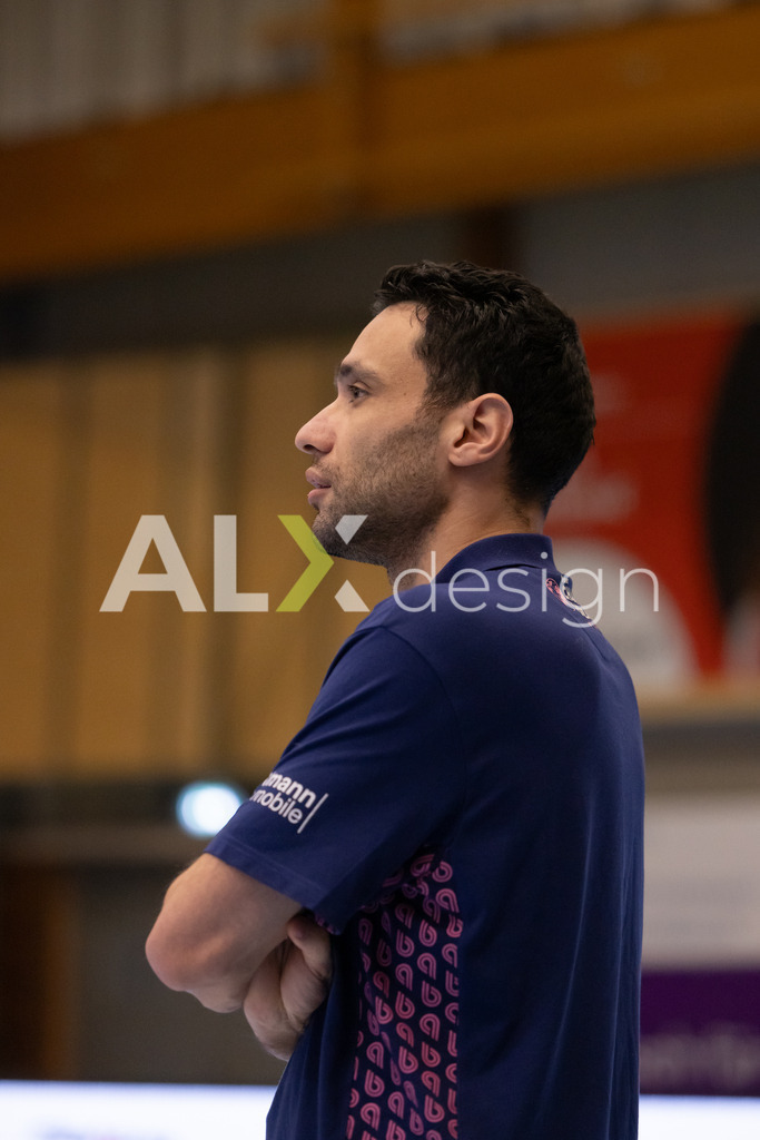 Volleyball I Frauen I Saison 2025-2026 I Volleyball NLA | Women I 1/2 Finals I  VC Kanti Schaffhausen - Sm'Aesch Pfeffingen I 07.03.2026 | Sotirios Gkotsis (GR) (Sm'Aesch Pfeffingen) – Cheftrainer - Realisiert mit Pictrs.com