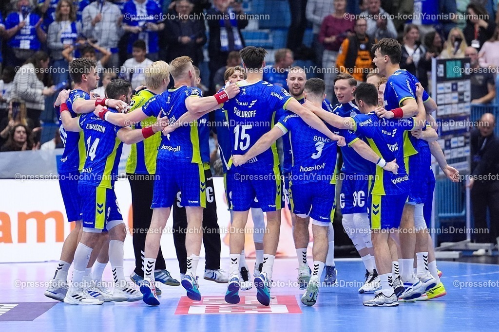xYDR09102501218 | 09.10.2025, xydrx, Handball, 1.HBL, VFL Gummersbach - HC Erlangen, Schwalbe-Arena: Die Spieler des VFL Gummersbach feiern den 33:22 Sieg