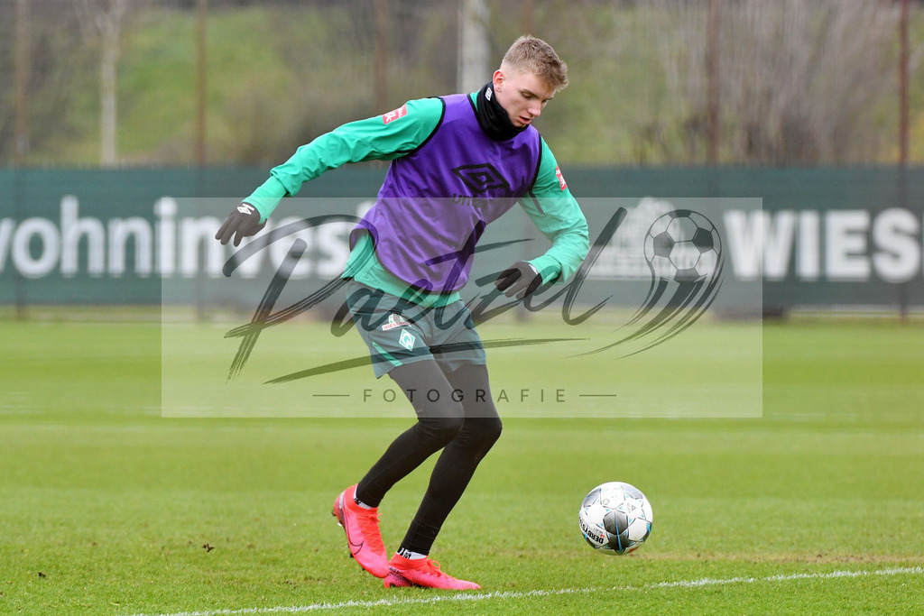 20200227_TRASVW_0073 | Fussball, Herren: Nick Woltemade (Werder Bremen) in Aktion, am Ball, Einzelaktion waehrend der Trainingseinheit des SV Werder Bremen auf dem Trainingsplatz am wohninvest Weserstadion am 27.02.2020 in Bremen, Deutschland. - Realisiert mit Pictrs.com