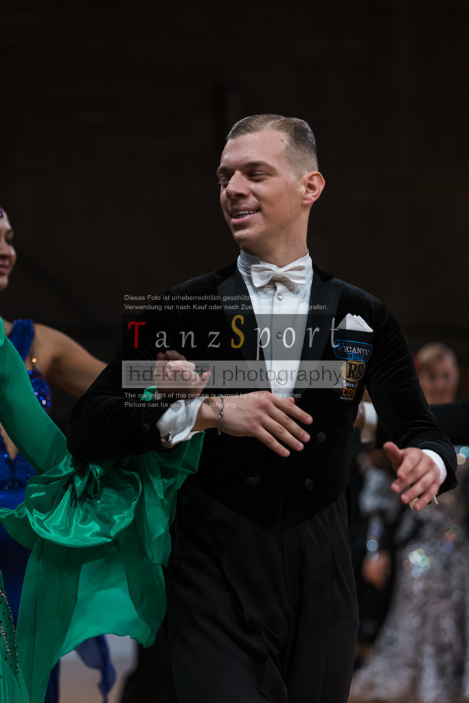 20250821_WDSF_GS_Std_R1_B2_4093 | Tanzsportbilder, Standardtanz, Lateintanz, WDSF, DTV, LTVB, dancecomp, goc, hessen tanzt, blaues band der spree, walzer, tango, wiener walzer, slowfox, quickstepp, samba, rumba, cha-cha-cha, paso doble. jive, hd-kroft photography, turniertanzsport