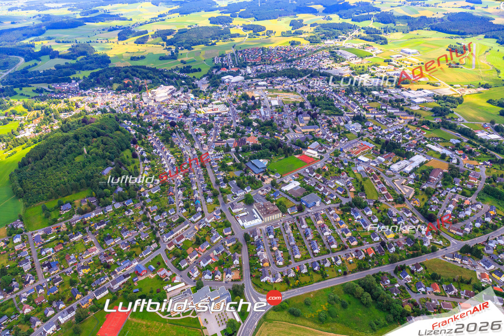 Die Luftaufnahme der Stadt Helmbrechts wurde vom UL-Flugzeug heraus erstellt ( keine Drohne )- hohe Auflösung für beste Qualität