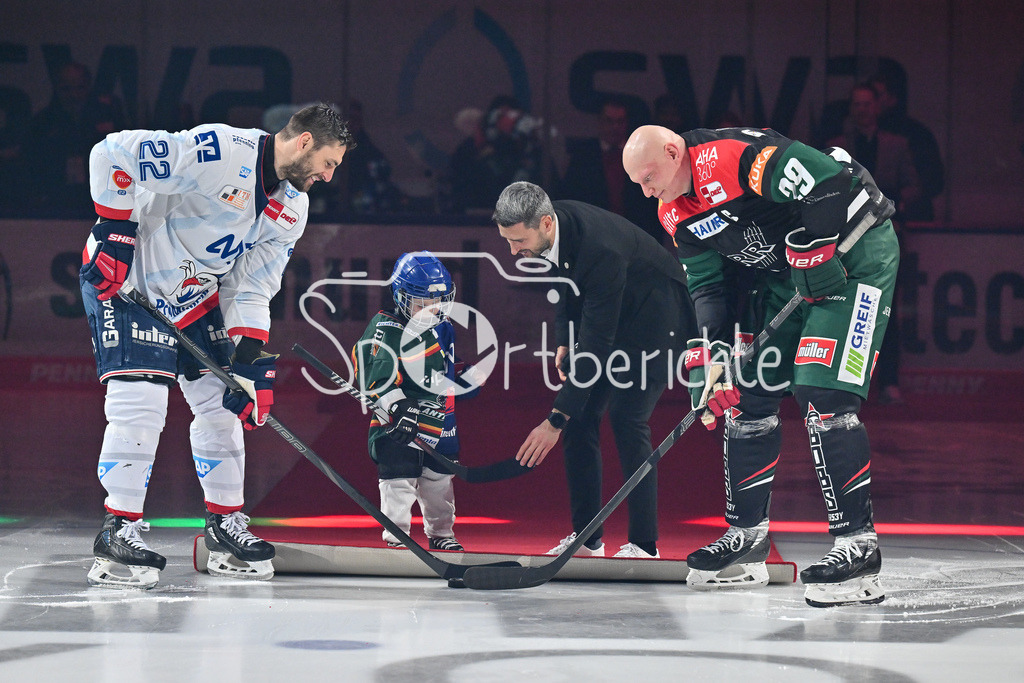 Augsburger Panther - Adler Mannheim | Dennis ENDRAS wird vor der Parite fuer seine Karriere geehrt / Ehrung / DEL: Augsburger Panther - Adler Mannheim, Curt Frenzel Stadion am 26.12.2024 / Denis REUL (Augsburger Panther #29) und Matthias PLACHTA (Adler Mannheim 22) bringen seinen Sohn aufs Eis