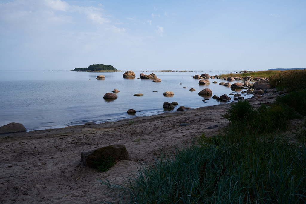 Blick auf das Meer mit Findlinge | Käsmu, Estland - August 24, 2022: Wanderung auf der Halbinsel Käsmu; Blick auf das Meer mit Findlinge. - Realisiert mit Pictrs.com