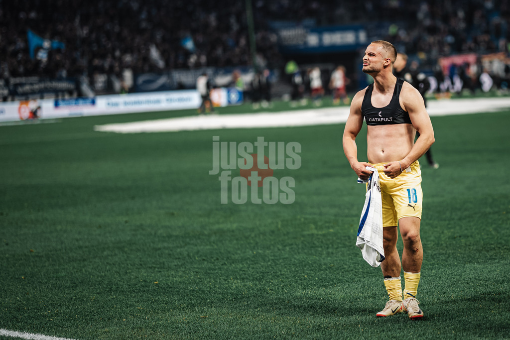 Fußball | Männer | Saison 2024/2025 | 2. Fußball-Bundesliga | 29. Spieltag | Hamburger SV vs. Eintracht Braunschweig | 11.04.2025 | Marvin Rittmüller (#18, Eintracht Braunschweig) freut sich nach dem Sieg