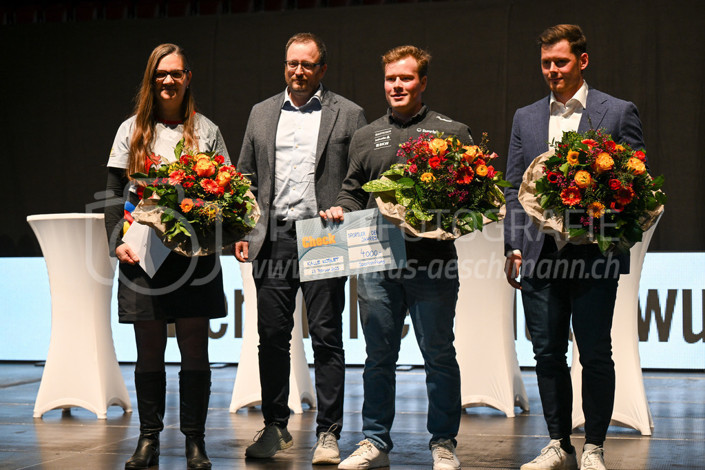 Winterthurer Sportehrung - 23. Februar 2023 | Winterthurer Sportehrung
AXA Arena, Winterthur
Ranata Issler (Bogenschiessen / 2. Platz), Sportstiftung-Präsident Alain Hüppi, Kalle Koblet (Snowboard / 1. Platz) und Simon Marquart (BMX / 3. Platz).
Bild: Sportfotografie Markus Aeschimann | www.markus-aeschimann.ch - Realisiert mit Pictrs.com