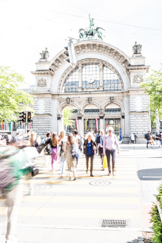 SBB Bahnhof-Portal, Luzern | Schöne Fotografien aus der Stadt und der Natur zum bestellen oder selber hochladen. Druck auf Foto, Postkarte, Kalender, FineArt Hahnemühle, Alu-Dibond , Akustikbilder zur Absorption von Schall und Lärm etc. - Realisiert mit Pictrs.com