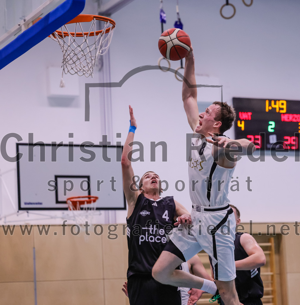 2026-01-31_018_TSV_Vaterstetten_gegen_TS_Herzogenaurach | Vaterstetten, Deutschland, 31.01.2026:Basketball, 2. Regionalliga Süd 2025 / 2026, 14. Spieltag, TSV Vaterstetten gegen TS Herzogenaurach, Endergebnis: 71:70Tom Hedden (TSV Vaterstetten, #8)Foto: Christian Riedel / fotografie-riedel.net
