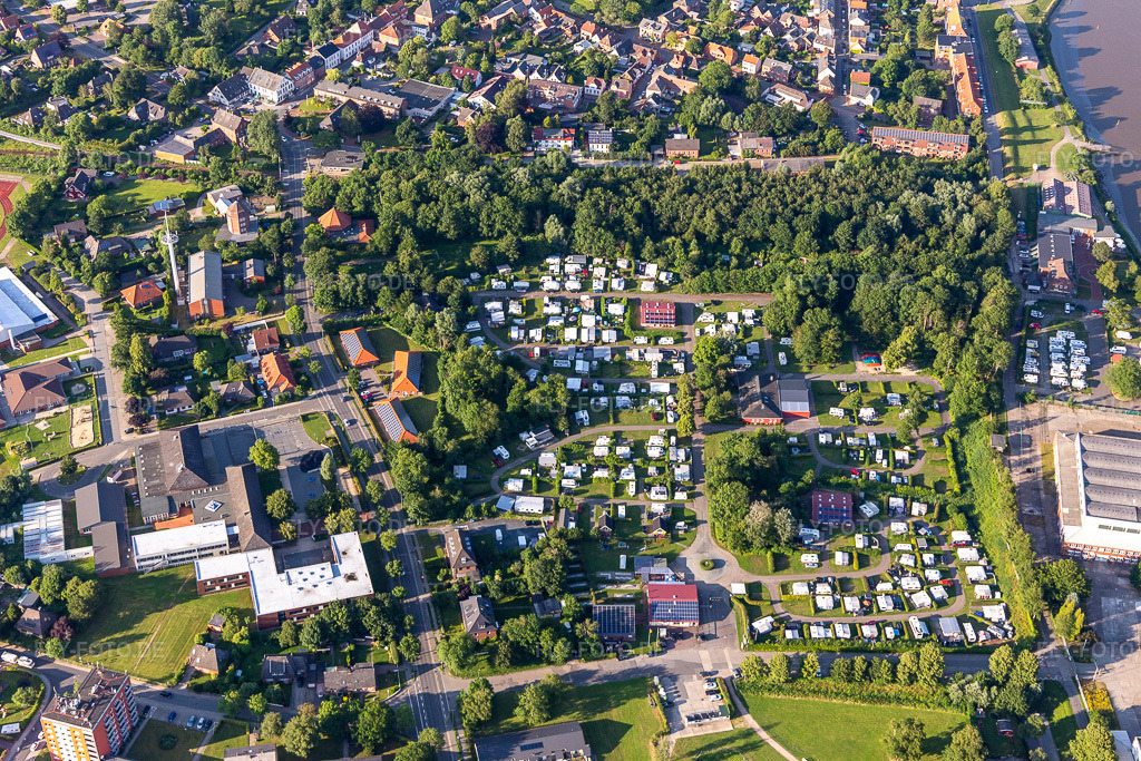 Luftbild: Wohnwagen und Zelte- Campingplatz - und Zeltplatz der Comfort-Camp Eider GmbH im Freizeitpark am Eiderdeich in Tönning im Bundesland Schleswig-Holstein in Deutschland. Foto: IMG_0007312.jpg vom 10.07.2021 durch Werner Riehm/FLY-FOTO.de
