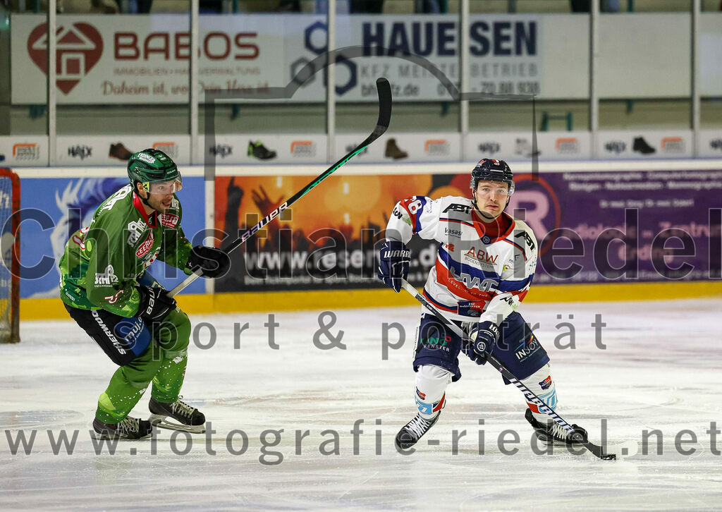 2023-12-17_012_TSV_Erding_gegen_ESC_Kempten | Erding, Deutschland, 17.12.2023:
Eishockey, Bayernliga Vorrunde 2023 / 2024, 18. Spieltag, TSV Erding gegen ESC Kempten, Endergebnis: 5:1

Thomas Plihal (Erding Gladiators, #39), Filip Kokoska (ESC Kempten, #46)

Foto: Christian Riedel / fotografie-riedel.net