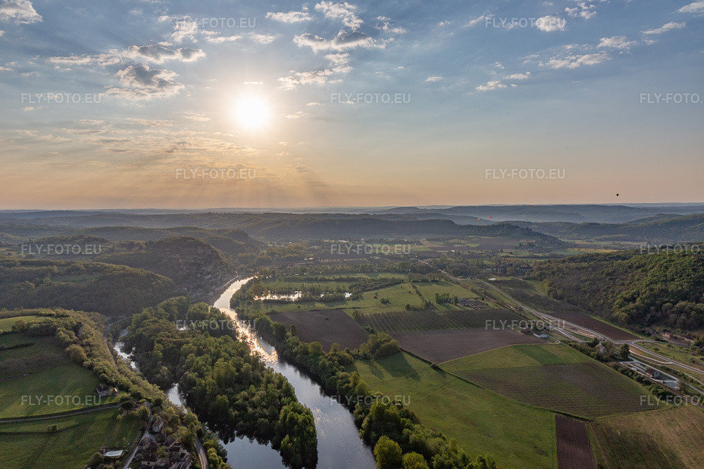 Vue aérienne: Dordogne à Saint-Vincent-de-Cosse dans le département Dordogne, France. Photo: IMG_113709.jpg prise le 20/04/2019 par Werner Riehm/FLY-FOTO.eu – Résolution de l'original: 5472 x 3648 px