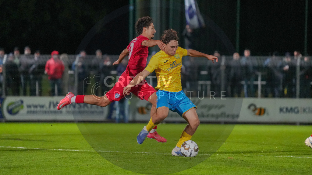 Fußball, Herren, Saison 2025/2026, Regionalliga Nordost, 13. Spieltag, FSV 63 Luckenwalde vs. SV Babelsberg 03, Freitag 24.10.2025, Werner-Seelenbinder-Stadion Luckenwalde, | Fußball, Herren, Saison 2025/2026, Regionalliga Nordost, 13. Spieltag, FSV 63 Luckenwalde vs. SV Babelsberg 03, Freitag 24.10.2025, Werner-Seelenbinder-Stadion Luckenwalde, Im Bild: Maurice Covic (l. babelsberg) und Max Hathaway (r. Luckenwalde) - Realisiert mit Pictrs.com