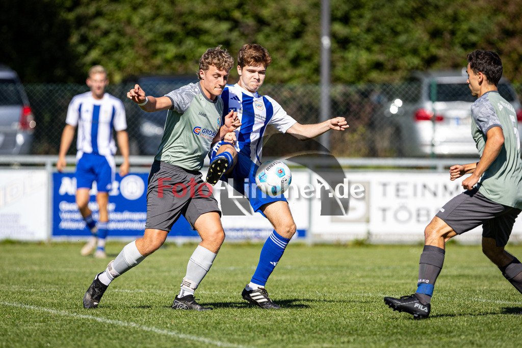 SG Hungerbach I gegen SV Eurasburg-Beuerberg | Fußball Herren Klasseklasse Gruppe 3 Zugspitze 2025/26, SG Hungerbach I gegen SV Eurasburg-Beuerberg, 20250920,Zweikampf,2025-09-20 in Oberhausen (Sportplatz Oberhausen), Felix EICHERBERGER (SV Eurasburg-Beuerberg 22), Julian BIERLING (Hungerbach 8)Copyright: WolfgangxLindner www.foto-lindner.de
