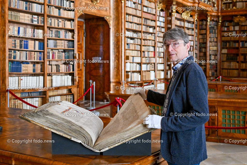 Stift St. Florian_ 08.08.023-7 | 08.08.2023, St. Florian, AUT, Augustiner Chorherrenstift St. Florian, im Bild Friedrich Buchmayr (Leiter der  Stiftsbibliothek und des Stiftsarchiv),

Stiftsbibliothek St. Florian, St. Florianer Riesenbibel

Die Riesenbibel von St. Florian ist eine illustrierte mittelalterliche Handschrift aus dem 12. Jahrhundert. Sie misst 66 × 48 cm und umfasst 357 Pergamentblätter mit Bibeltext in lateinischer Sprache und prachtvollen Malereien. Damit zählt sie zu den bedeutenden Kunstwerken der Buchkunst der Romanik. Quelle: Wikipedia