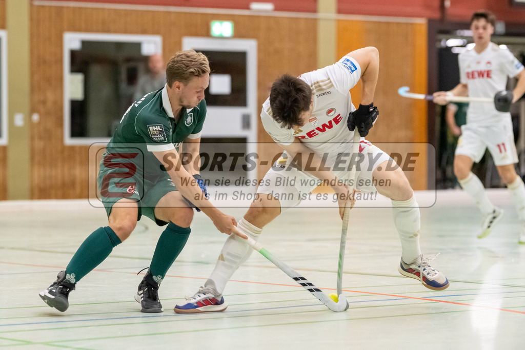 SFE_20240113_0097 | Mülheim, Deutschland, 13.01.2024: Philip Holzmüller (Rot-Weiss Köln) in Aktion waehrend des Spiels der Halle 1. Bundesliga Herren zwischen Uhlenhorst Mülheim vs Rot-Weiss Köln im Sporthalle Lehnerstr. (HTCU) am 13.01.2024 in Mülheim, Deutschland. (Foto von Stephan Fehrmann)

Mülheim, Germany, 13.01.2024: Philip Holzmüller (Rot-Weiss Köln) in action during the game of Halle 1. Bundesliga Herren between Uhlenhorst Mülheim vs Rot-Weiss Köln in Sporthalle Lehnerstr. (HTCU) at 13.01.2024 in Mülheim, Deutschland. (Foto von Stephan Fehrmann)
