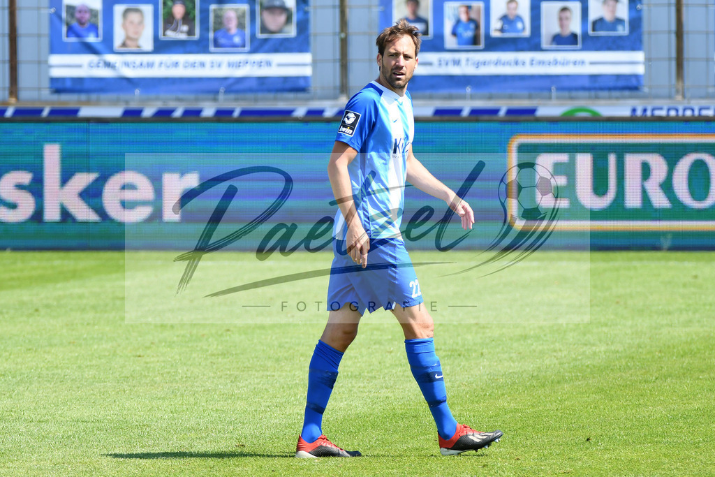 SVMFCH20200606_0045 | Fussball, Herren: Steffen Puttkammer (SV Meppen) schaut bei dem Spiel der 3. Liga zwischen SV Meppen und FC Hansa Rostock in der Haensch-Arena am 06.06.2020 in Meppen, Deutschland.DFB / DFL REGULATIONS PROHIBIT ANY USE OF PHOTOGRAPHS AS IMAGE SEQUENCES AND/OR QUASI-VIDEO. - Realisiert mit Pictrs.com