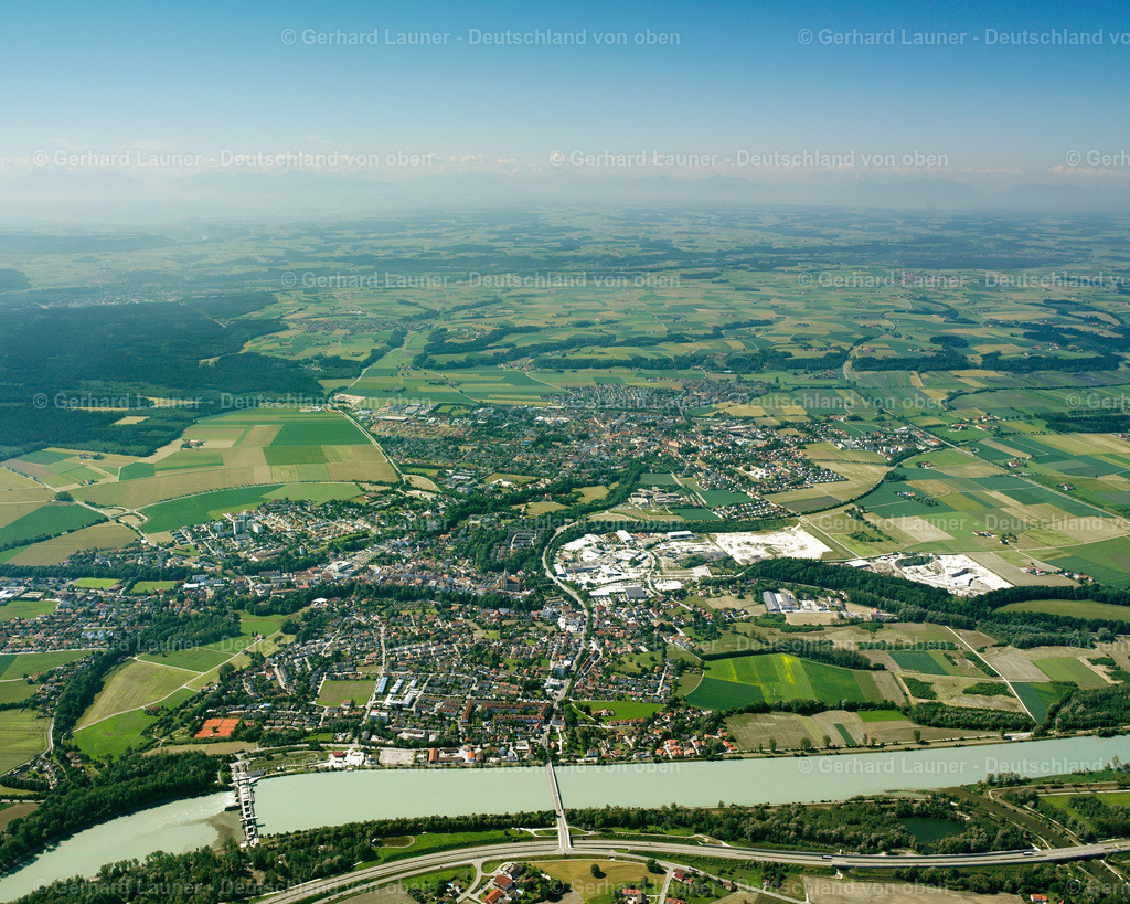 2600230 | Blick über Neu-und Altötting in Richtung Alpen