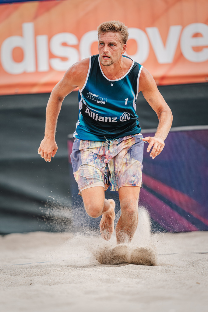 Beachvolleyball | Männer | Allianz German Beach Tour 2024 | Tourstop Kühlungsborn 2 | 15.08.2024 | Martin Kaufer läuft zum Netz