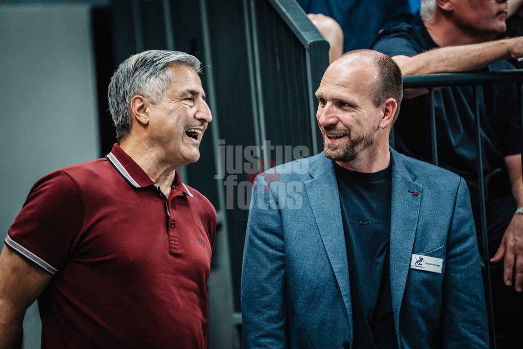 Volleyball | Herren | Saison 2024/2025 | 1. Volleyball Bundesliga Männer | Finale | SVG Lüneburg vs. BERLIN RECYCLING Volleys | 01.05.2025 | v.l. Kaweh Niroomand (Geschäftsführer BR Volleys) Im gespräch mit Matthias Pompe (Manager SVG Lüneburg)