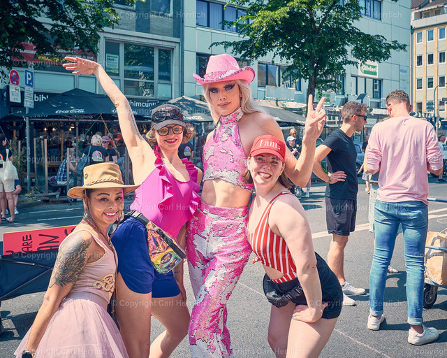 Gay-Pride Düsseldorf 23/ RP-Online | High End Portraits. Einzelportrait Paarportrait Gruppenportrait Künstlerportrait Bandportzait Bühnenfotografie Fashion Lifestyle Urbanlife  - Realisiert mit Pictrs.com