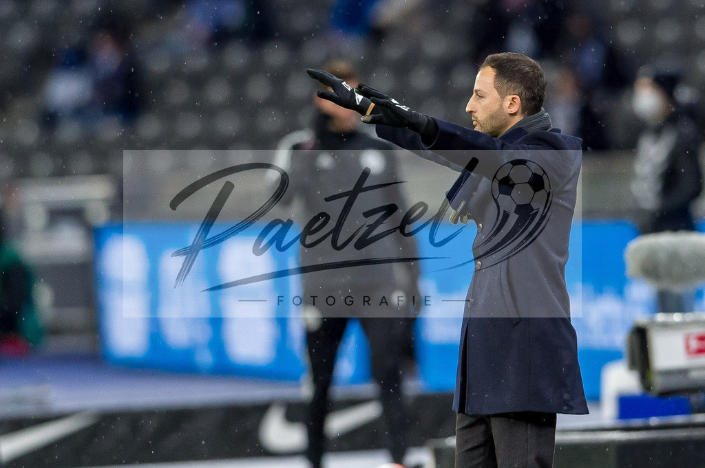 BSCRBL20220220_171 | Fussball, Herren: Trainer Domenico Tedesco (RB Leipzig) gestikuliert, Gestik bei dem Spiel der 1. Bundesliga zwischen Hertha BSC und RB Leipzig im Olypiastadion am 20.02.2022 in Berlin, Deutschland.DFB / DFL REGULATIONS PROHIBIT ANY USE OF PHOTOGRAPHS AS IMAGE SEQUENCES AND/OR QUASI-VIDEO. - Realisiert mit Pictrs.com