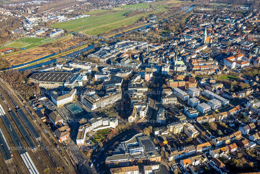 Hamm251202107 | Luftbild, City Innenstadtansicht, Bahnhofsgebäude mit Vorplatz am Hbf Hauptbahnhof Hamm mit Willy-Brandt-Platz und Platz der Deutschen Einheit, Technisches Rathaus, Pauluskirche, hinten der Flugplatz Hamm-Lippewiesen am Datteln-Hamm-Kanal, Mitte, Hamm, Ruhrgebiet, Nordrhein-Westfalen, Deutschland