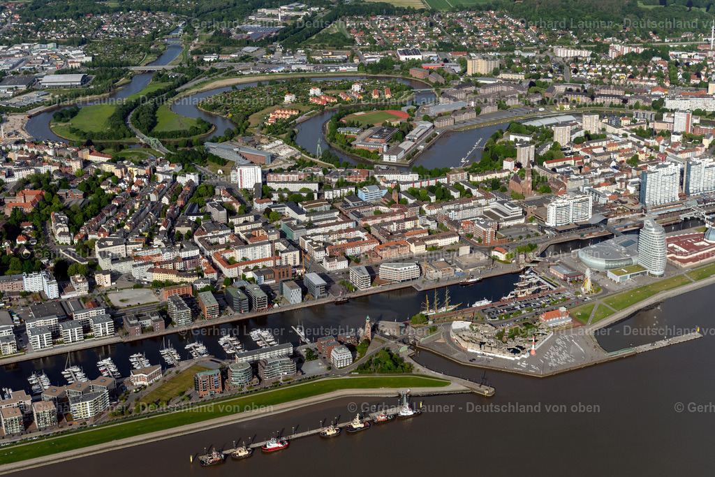 4030586 | Neuer Hafen, BREMERHAVEN 01.06.2020 Stadtansicht am Ufer des Flussverlaufes der Weser in Bremerhaven im Bundesland Bremen, Deutschland. Weiterführende Informationen bei: Stadt Bremerhaven. // City view on the river bank of the Weser river in Bremerhaven in the state Bremen, Germany. Further information at: Stadt Bremerhaven. Foto: Gerhard Launer